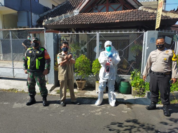 Babinsa Terus Dampingi Petugas Kesehatan Saat Melakukan Swap Ke Rumah Warga