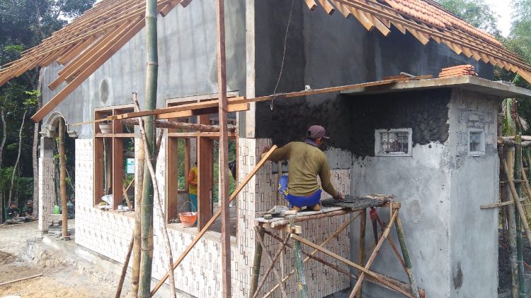 Babinsa Terus Dampingi Petugas Kesehatan Saat Melakukan Swap Ke Rumah Warga