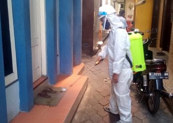 Babinsa bersama Relawan Semprot Disinfektan Di RW 4 Klojen