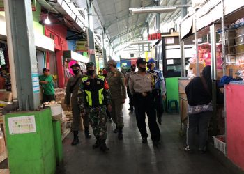 Antisipasi Jadi Klaster Baru, Babinsa Kodim 0833 Awasi Pasar Tradisional