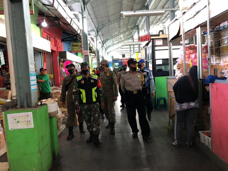 Antisipasi Jadi Klaster Baru, Babinsa Kodim 0833 Awasi Pasar Tradisional