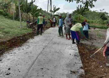 Tingkatkan Kepedulian Sosial dan Semangat Berbagi, Personel Kodim 0833 Bagikan Daging Qurban