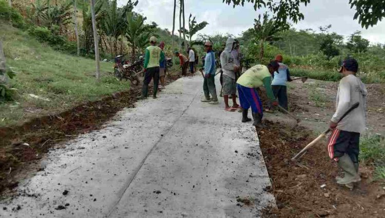 Tingkatkan Kepedulian Sosial dan Semangat Berbagi, Personel Kodim 0833 Bagikan Daging Qurban