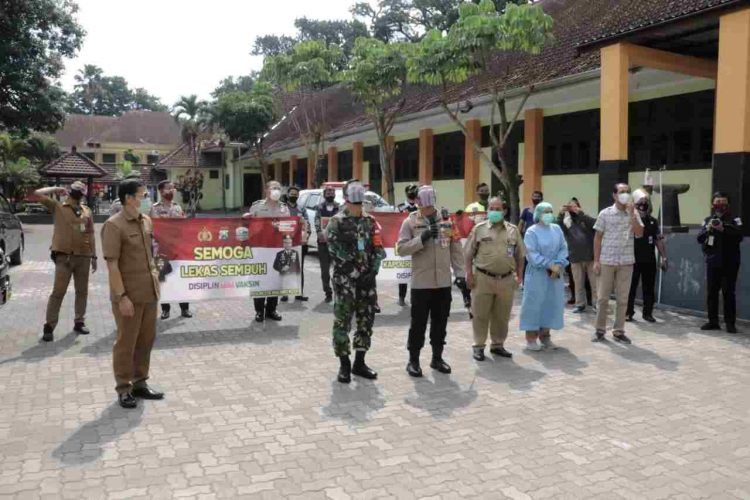TNI Polri Di Kota Malang Beri Bantuan Masyarakat Yang Isolasi Mandiri