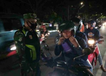 TNI Polri Kota Malang Bagikan Masker Di Depan RS Panti Nirmala