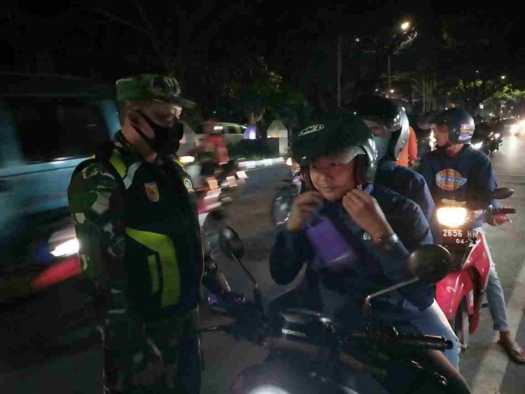 TNI Polri Kota Malang Bagikan Masker Di Depan RS Panti Nirmala