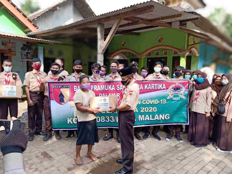 Pramuka Binaan Kodim 0833 Kota Malang Terjun Ke Masyarakat Berikan Bantuan Sembako