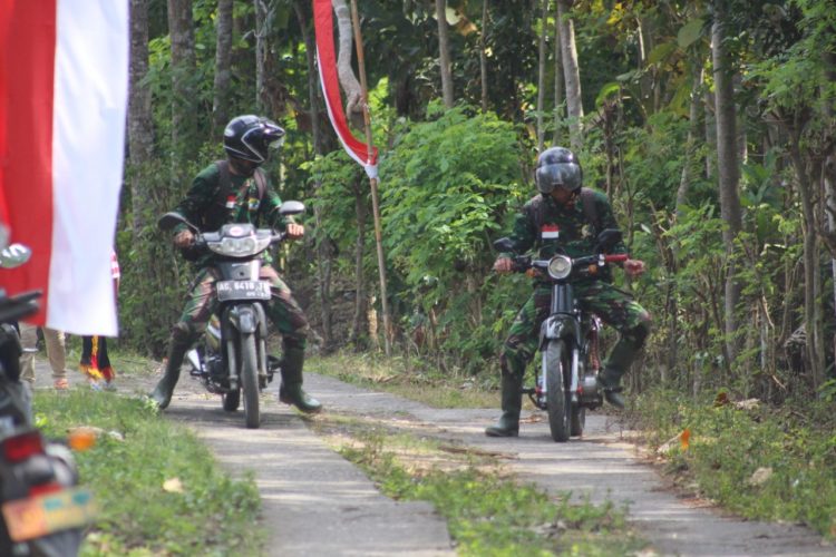 Meski harus Mneggunakan Motor Butut, Satgas TMMD Tetap Semangat Keliling Desa