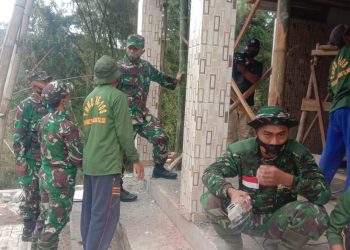 Jumlah Penularan Masih Tinggi, TNI Polri Kota Malang Bagi-Bagi Masker