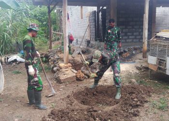 Melatih Kebiasaan Hidup Bersih, Satgas TMMD Ke 108 Buat Tempat Sampah