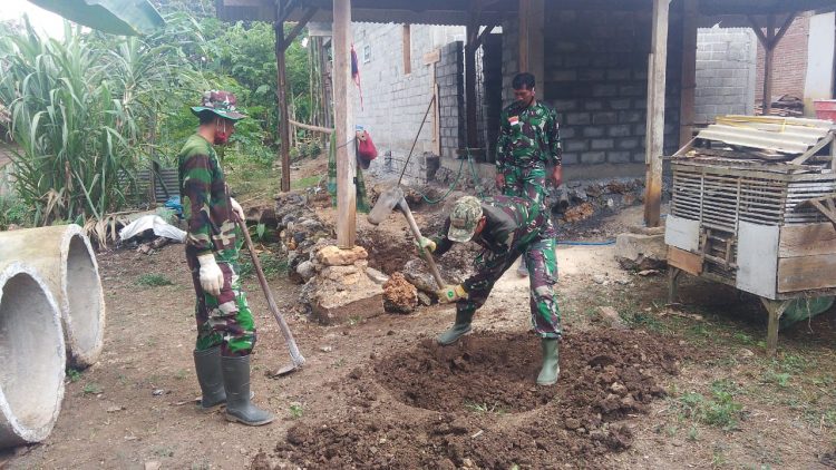 Melatih Kebiasaan Hidup Bersih, Satgas TMMD Ke 108 Buat Tempat Sampah