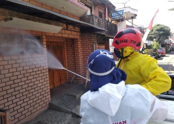 Babinsa Gading Kasri dan Relawan Bahu Membahu Semprot Rumah Ibadah Dengan Disinfektan