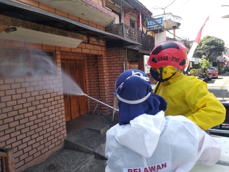 Babinsa Gading Kasri dan Relawan Bahu Membahu Semprot Rumah Ibadah Dengan Disinfektan