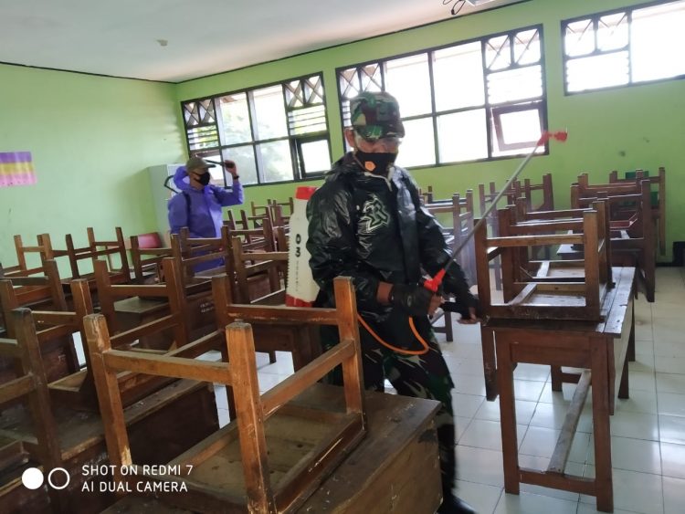 SMPN 16 disemprot disinfektan untuk sterilisasi dari covid-19.