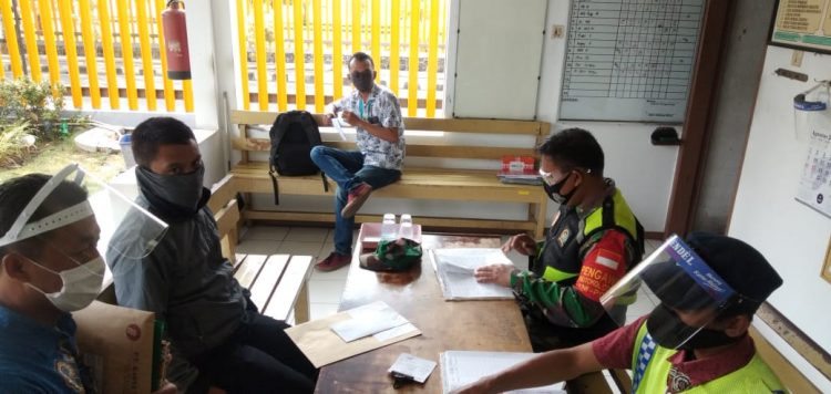 Personel Koramil Blimbing Tetap Amankan Dan Awasi Fasilitas Umum