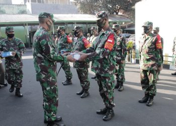 Prajurit Kodim 0833 Terima Bantuan Masker Surgical Dari Kodam V Brawijaya