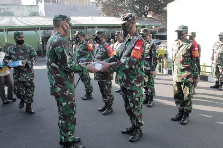 Prajurit Kodim 0833 Terima Bantuan Masker Surgical Dari Kodam V Brawijaya