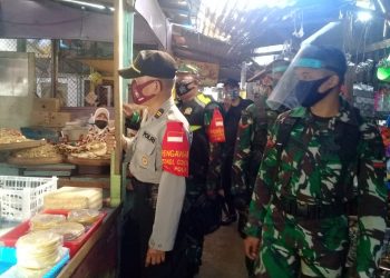 Anggota TNI Tetap Siaga Di Pasar Tradisional