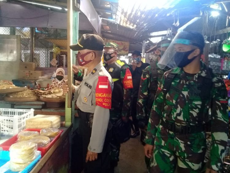 Anggota TNI Tetap Siaga Di Pasar Tradisional