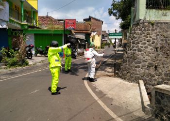 Babinsa Dan Relawan Semprot Disinfektan Wilayah Merjosari