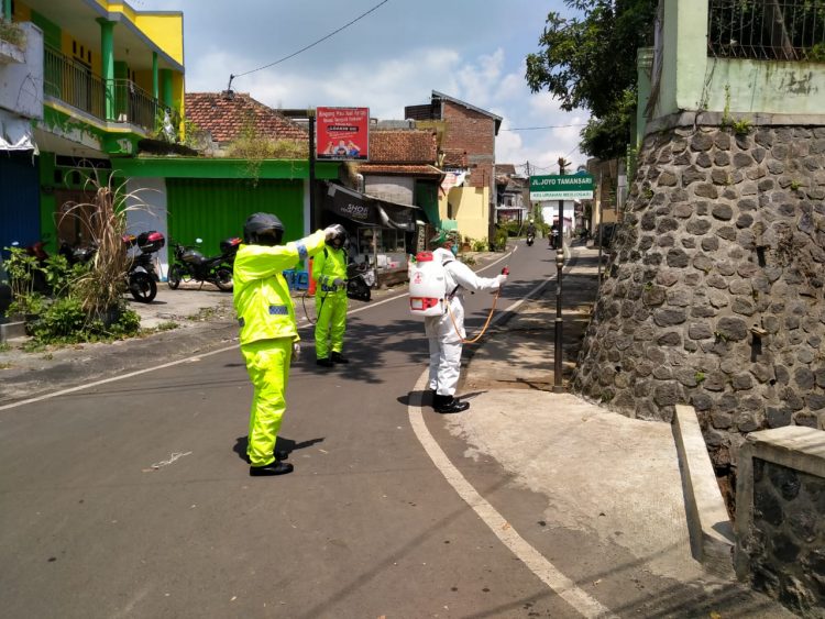 Babinsa Dan Relawan Semprot Disinfektan Wilayah Merjosari