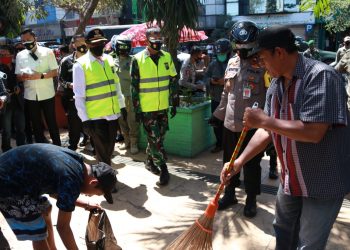 Masyarakat Tak Bermasker Disanksi Menyanyi, Menyapu Jalan atau Memunguti Sampah