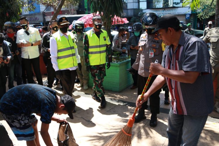 Masyarakat Tak Bermasker Disanksi Menyanyi, Menyapu Jalan atau Memunguti Sampah