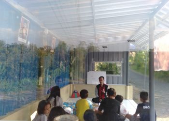 Warga RT 7 RW 16 Perumahan BTU Bersama Dosen IBU Beri Les Bahasa Inggris Gratis