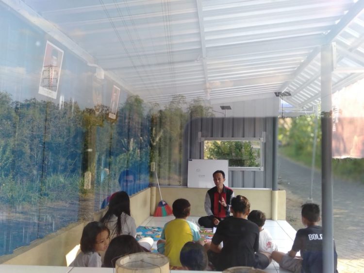 Warga RT 7 RW 16 Perumahan BTU Bersama Dosen IBU Beri Les Bahasa Inggris Gratis