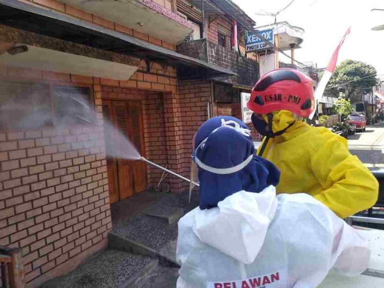 Babinsa Dan Relawan Semprot Ponpes Miftahul Huda Dengan Disinfektan