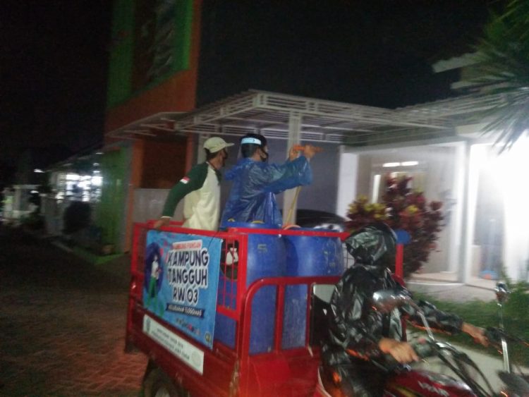 Babinsa Dan Warga Kampung Tangguh Tlogomas Semprot Rumah Warga