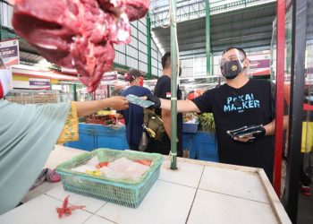 Sembari Gowes, Gubernur Jatim Bagi-Bagi Masker Di Kota Malang