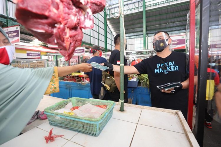 Sembari Gowes, Gubernur Jatim Bagi-Bagi Masker Di Kota Malang