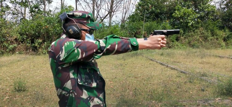 Personel Kodim 0833 Ikuti Latihan Menembak Lagi