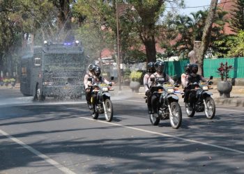 TNI Polri Semprot Jalan Dan Kampung Dengan Mobil AWC