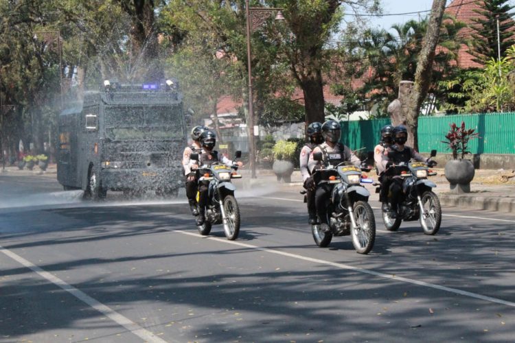 TNI Polri Semprot Jalan Dan Kampung Dengan Mobil AWC