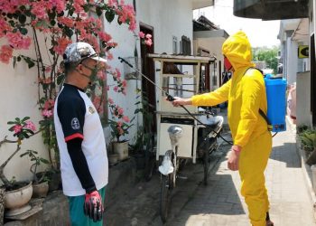 Babinsa Kedungkandang Bantu Penyemprotan Disinfektan