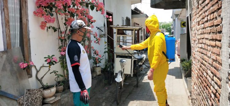 Babinsa Kedungkandang Bantu Penyemprotan Disinfektan