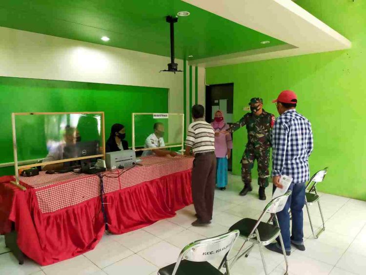 Babinsa Turut Amankan Pendistribusian BLT Tahap III Kecamatan Klojen