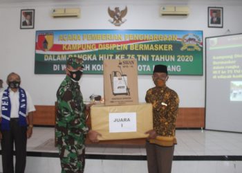 HUT TNI Ke 75, Dandim 0833 Beri Hadiah Kampung Disiplin Bermasker