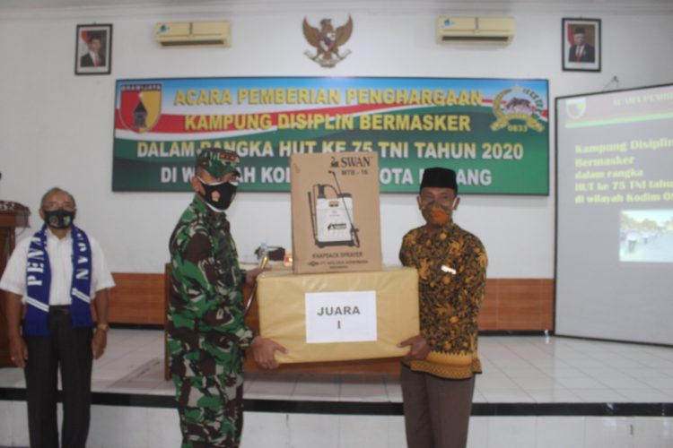 HUT TNI Ke 75, Dandim 0833 Beri Hadiah Kampung Disiplin Bermasker