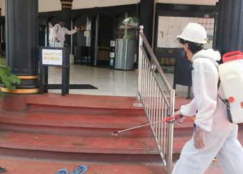 Babinsa dan Relawan Kembali Semprot Tempat Ibadah