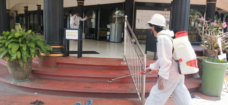 Babinsa dan Relawan Kembali Semprot Tempat Ibadah