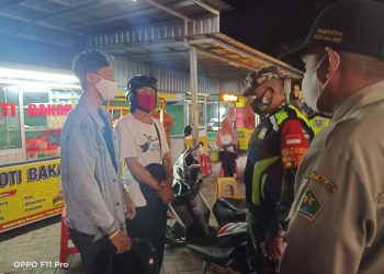5 Pengunjung Cafe Dihukum Menyanyi Karena Tidak Memakai Masker