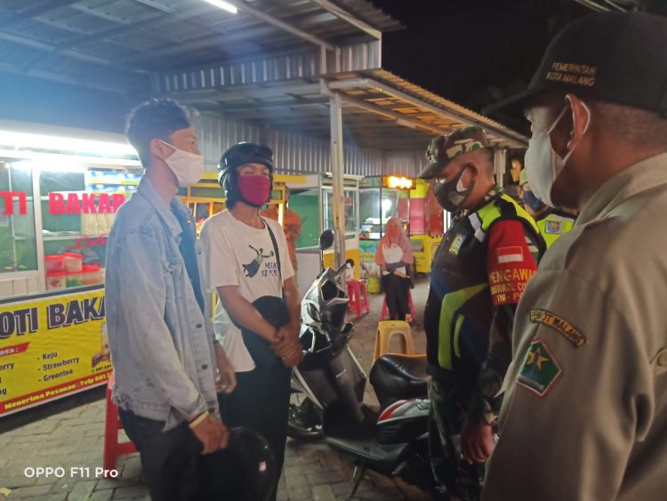 5 Pengunjung Cafe Dihukum Menyanyi Karena Tidak Memakai Masker