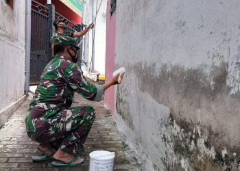 Babinsa dan Warga Bersama Benahi Mushola Sunan Drajat Blimbing