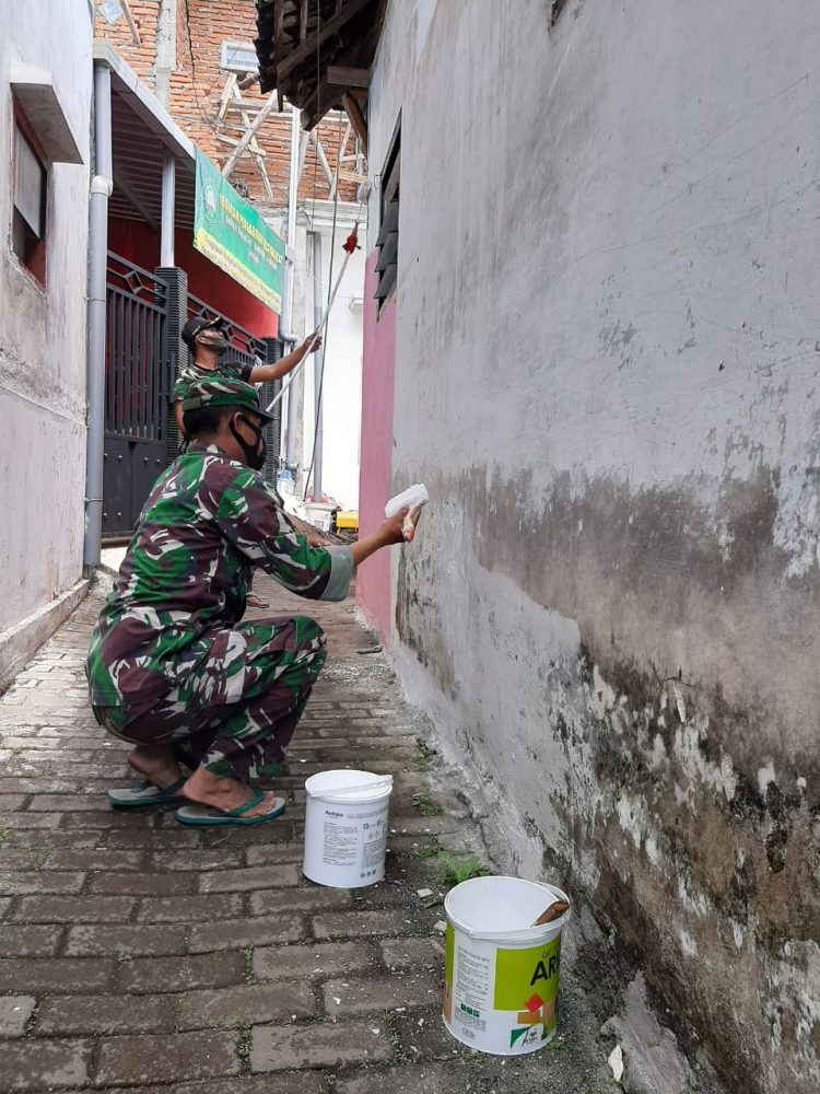 Babinsa dan Warga Bersama Benahi Mushola Sunan Drajat Blimbing