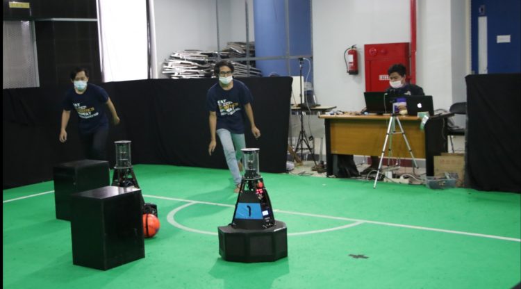 Tim Robot Polinema Ikuti seluruh kategori Kontes Robot Indonesia