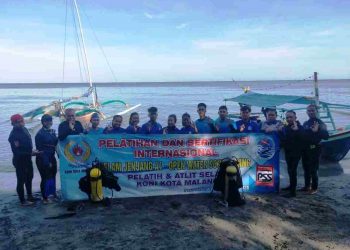 Atlet Selam Kota Malang Dilatih Di Pantai Pasir Putih Situbondo
