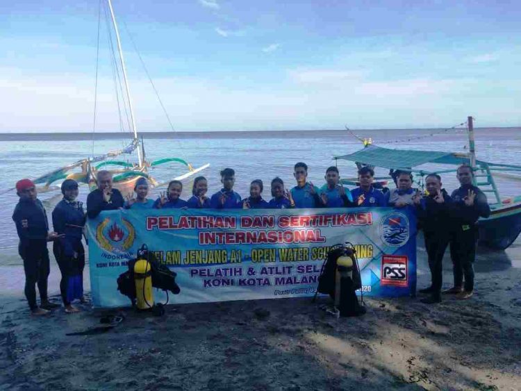 Atlet Selam Kota Malang Dilatih Di Pantai Pasir Putih Situbondo